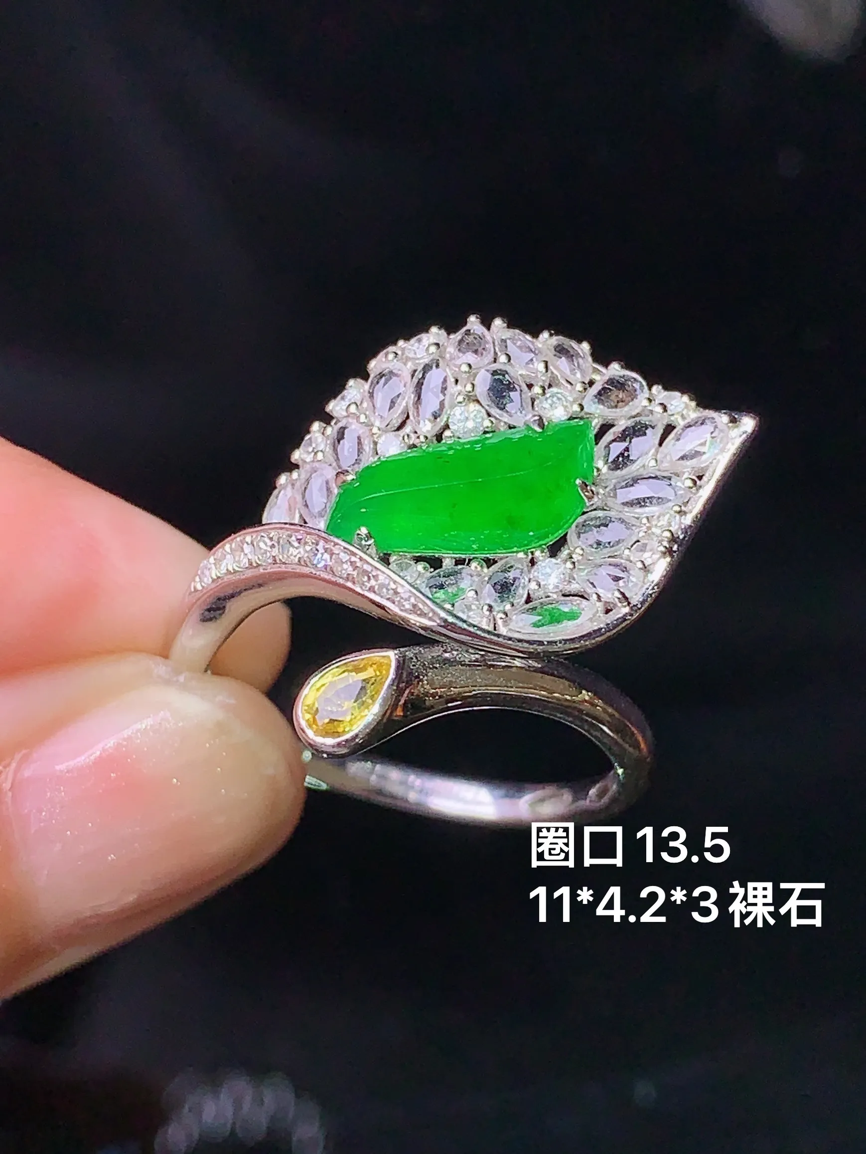 18k金镶嵌满绿随形戒指 玉质细腻 色泽清新艳丽 圈口13.5 裸石尺寸11*4.2*3