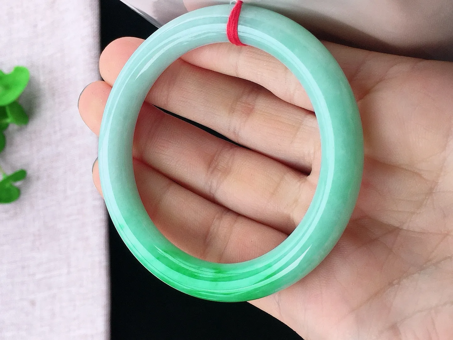 正圈55-56可戴，种老水足，尺寸54.6/8.8/8.8mm，冰飘绿圆条翡翠手镯