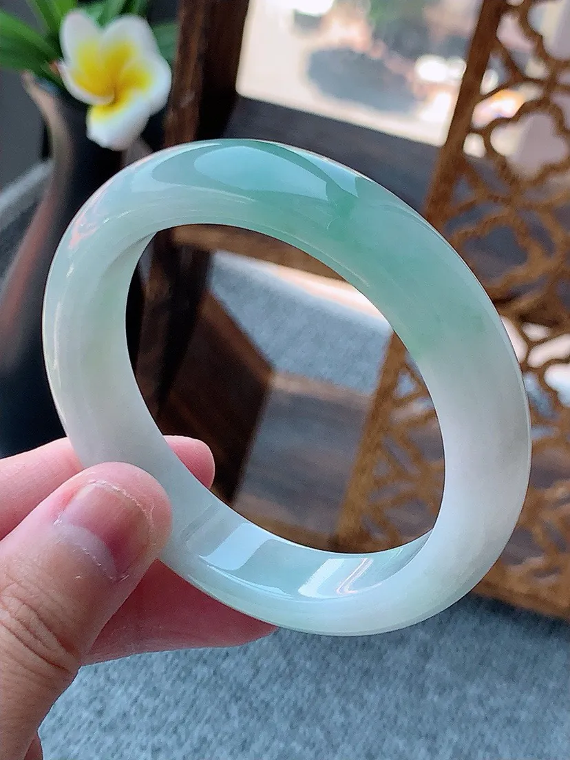 a货翡翠老坑飘绿正装正圈手镯53-54圈口  尺寸53.6×12.5×8mm 重量57.35g 07