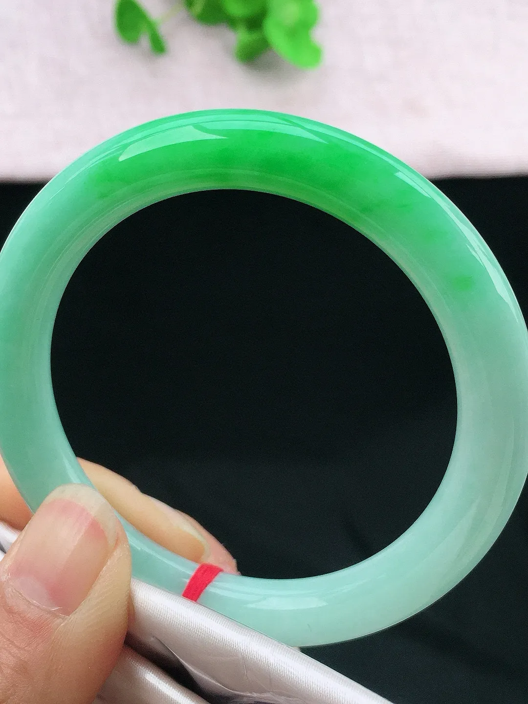正圈55-56可戴，种老水足，尺寸54.6/8.8/8.8mm，冰飘绿圆条翡翠手镯