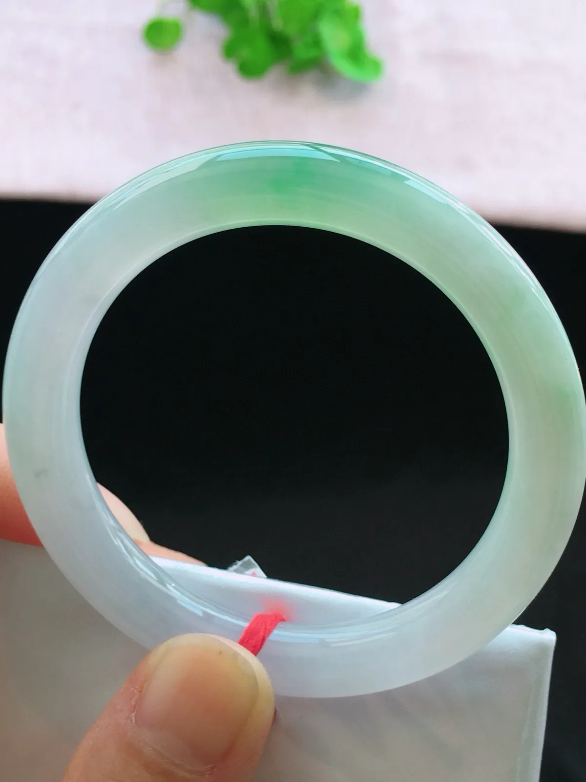 正圈52-53可戴，种老水足，尺寸51.8/8.6/8.5mm，冰飘绿圆条翡翠手镯
