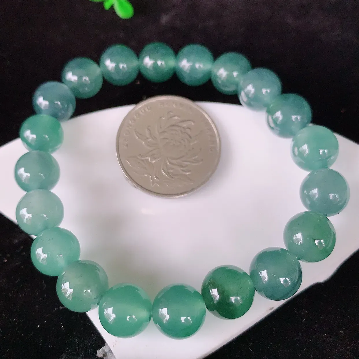 天然翡翠A货，冰种飘花翡翠手串，尺寸10mm。#001.1