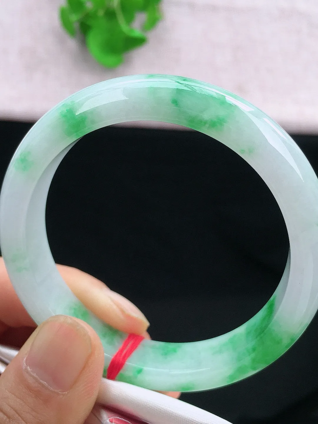 正圈54-55可戴，种老水足，尺寸55/12/8mm，冰飘绿正圈翡翠手镯