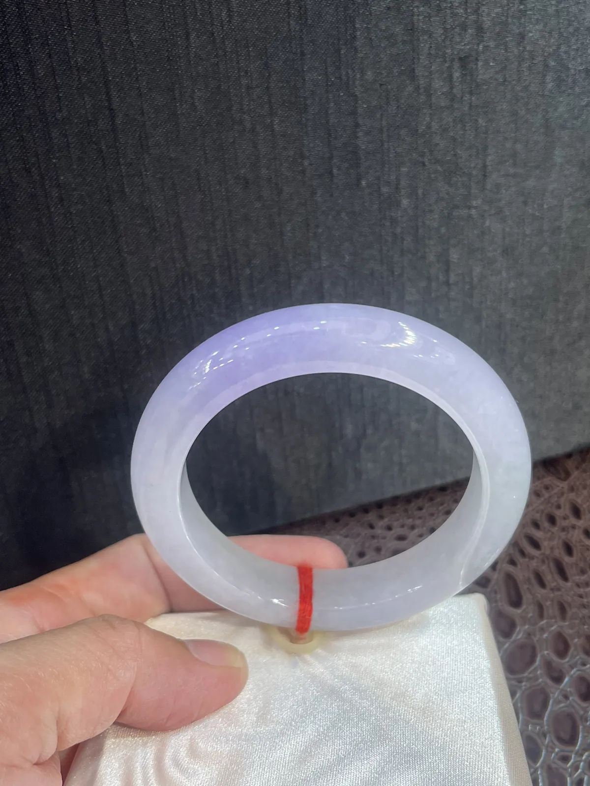 缅甸翡翠A货，自然光不失紫，上手效果非常美，紫气东来，平安幸福。