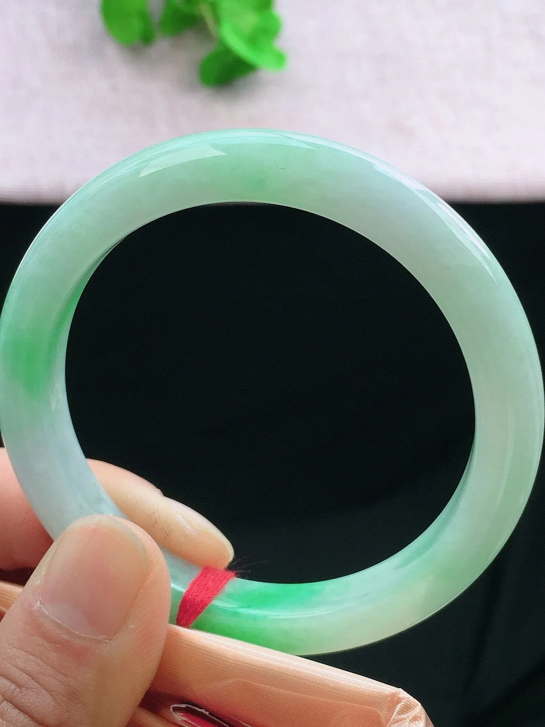 正圈55-56可戴，种老水足，尺寸55.5/9.6/8.2mm，冰飘绿正圈翡翠手镯
