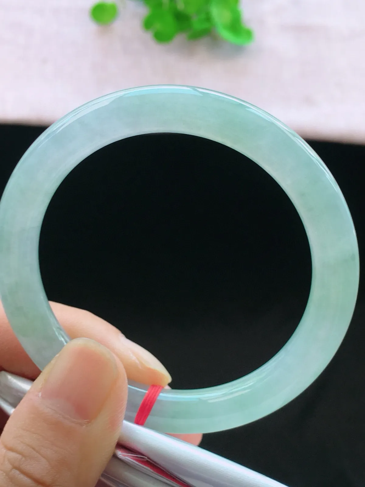 正圈55-56可戴，种老水足，尺寸54.2/8.9/8.5mm，底色圆条翡翠手镯
