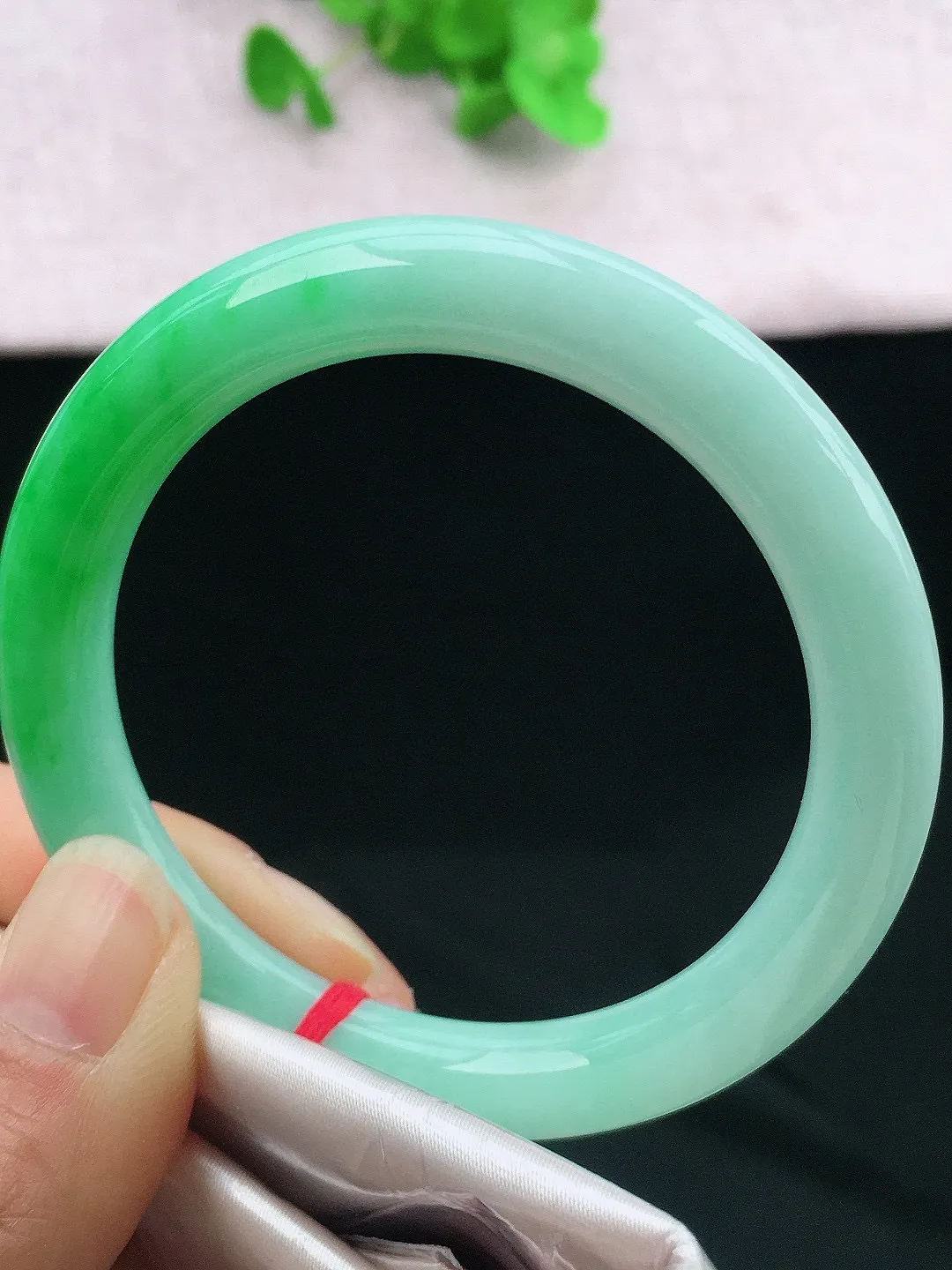 正圈55-56可戴，种老水足，尺寸54.6/8.8/8.8mm，冰飘绿圆条翡翠手镯