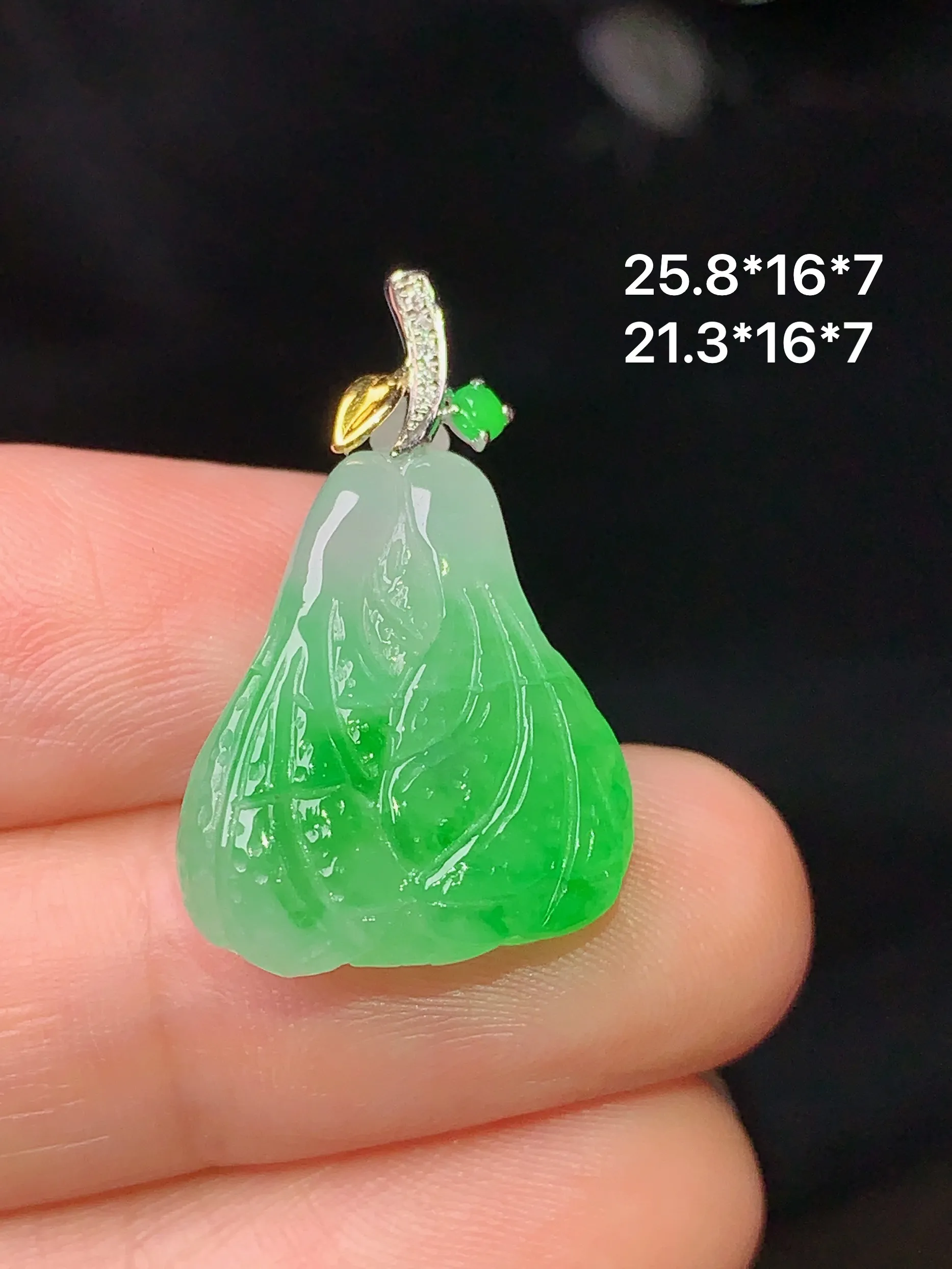 18k金钻镶嵌翠绿白菜吊坠 玉质细腻 色泽清新艳丽 整体尺寸25.8*16*7