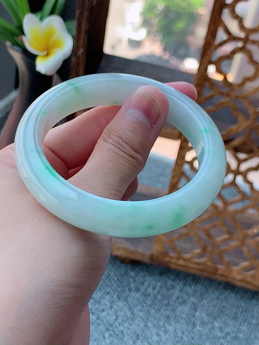 a货翡翠老坑飘绿正装正圈手镯55-56圈口 尺寸55.6×12.3×8.5mm 重量60.40g 0726