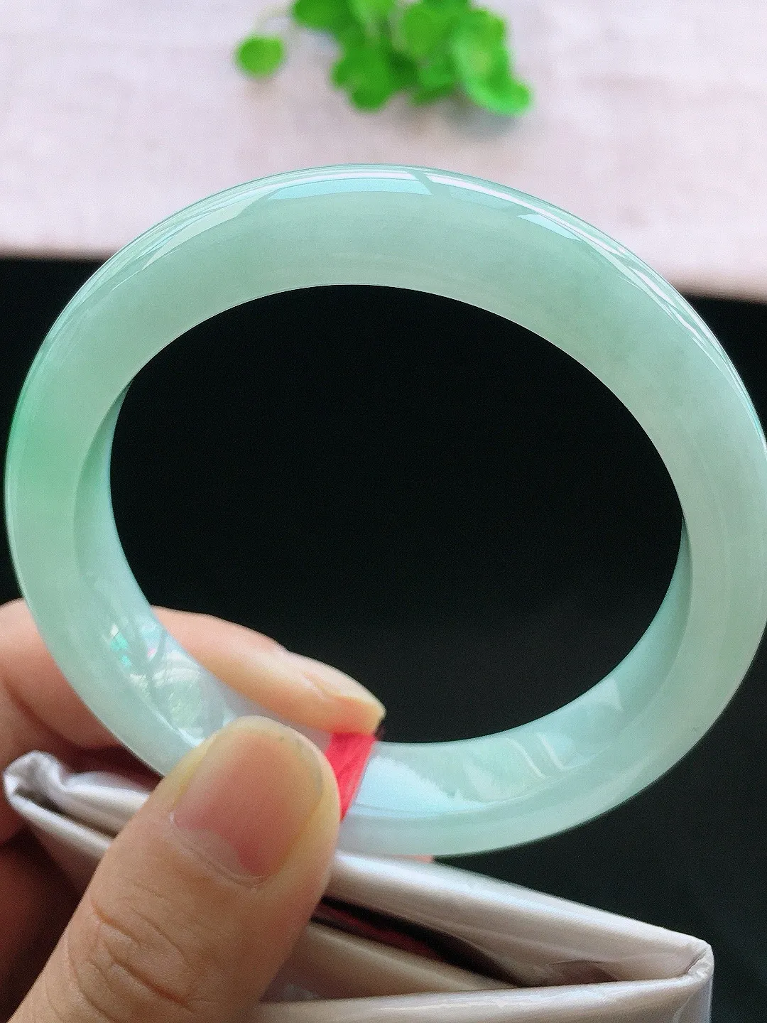 正圈58-59可戴，种老水足，尺寸58.3/12.7/8.4mm，冰飘绿正圈翡翠手镯