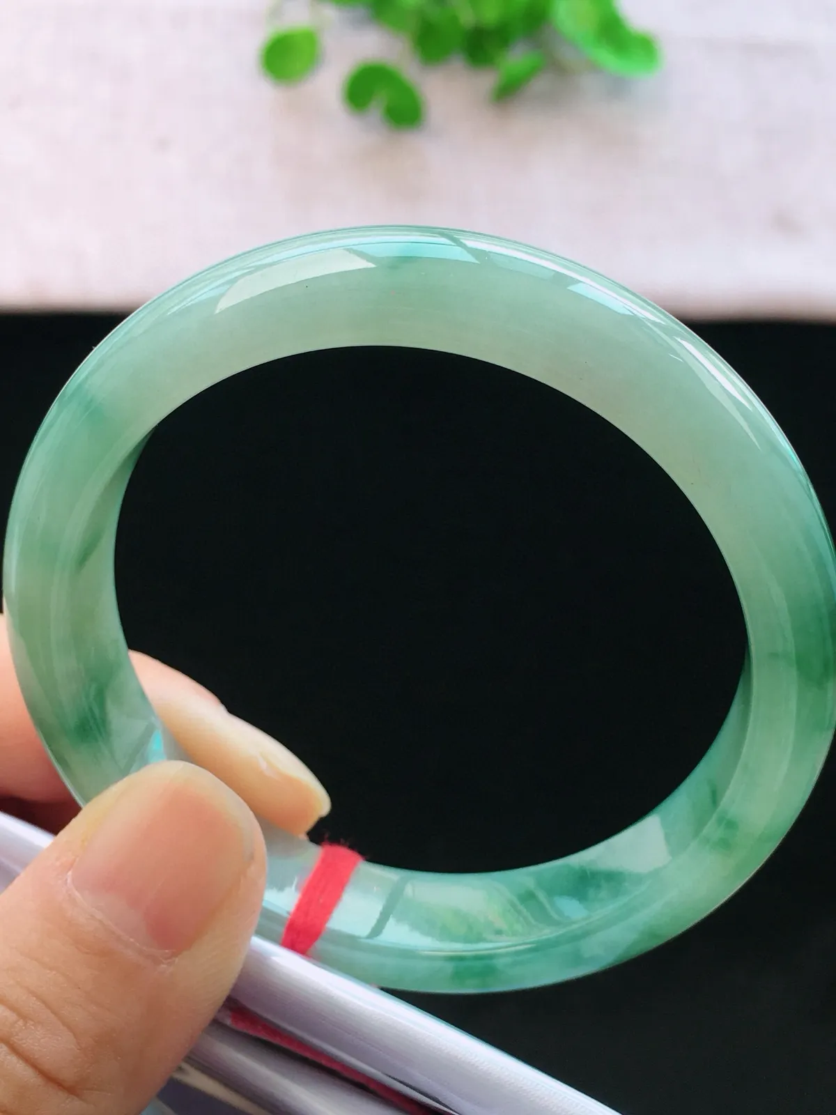 正圈56-57可戴，种老水足，尺寸56.5/12.4/7.4mm，冰飘花正圈翡翠手镯
