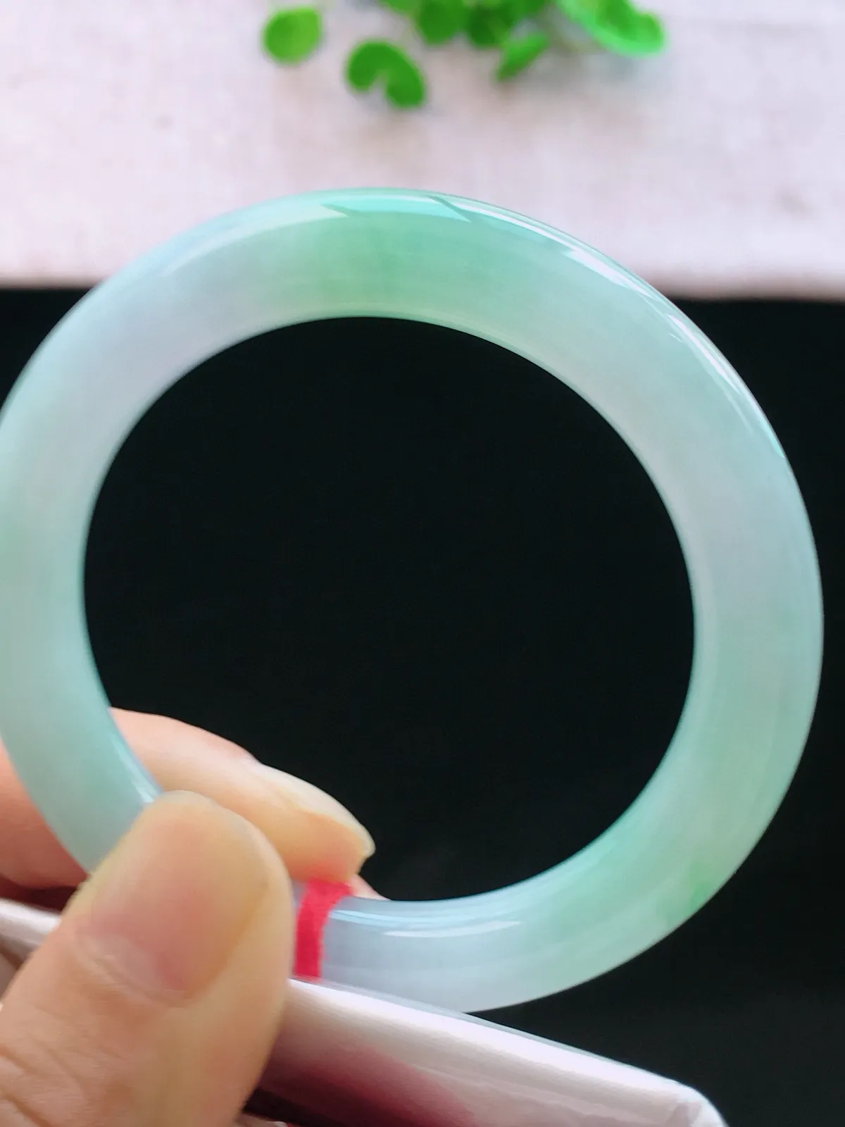 正圈52-53可戴，种老水足，尺寸51.5/9.7/9.6mm，冰飘绿圆条翡翠手镯