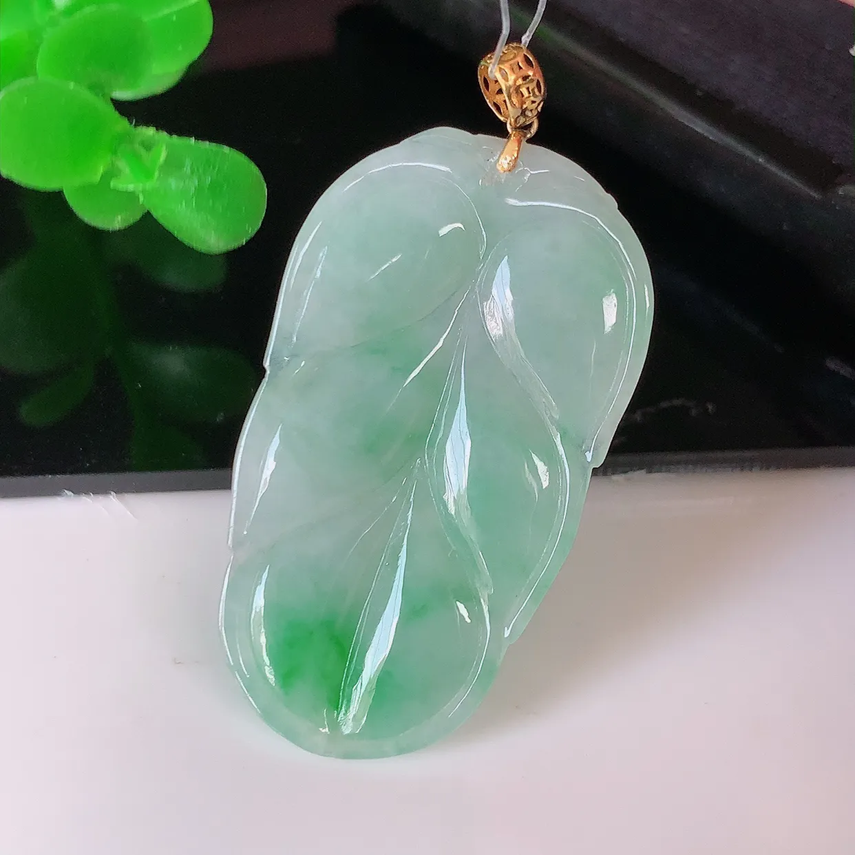 18K金镶嵌冰润飘绿叶子翡翠吊坠 ，种水足，色泽清新，工艺精湛，叶子寓意美好；金枝玉叶，事业有成。#49.27整体39裸石34.2-19.5-3.6