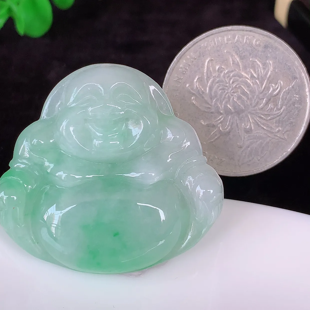 自然光实拍，冰润飘绿佛公吊坠，翡翠笑佛，饱满，开脸喜庆，配戴优雅迷人！#57.27