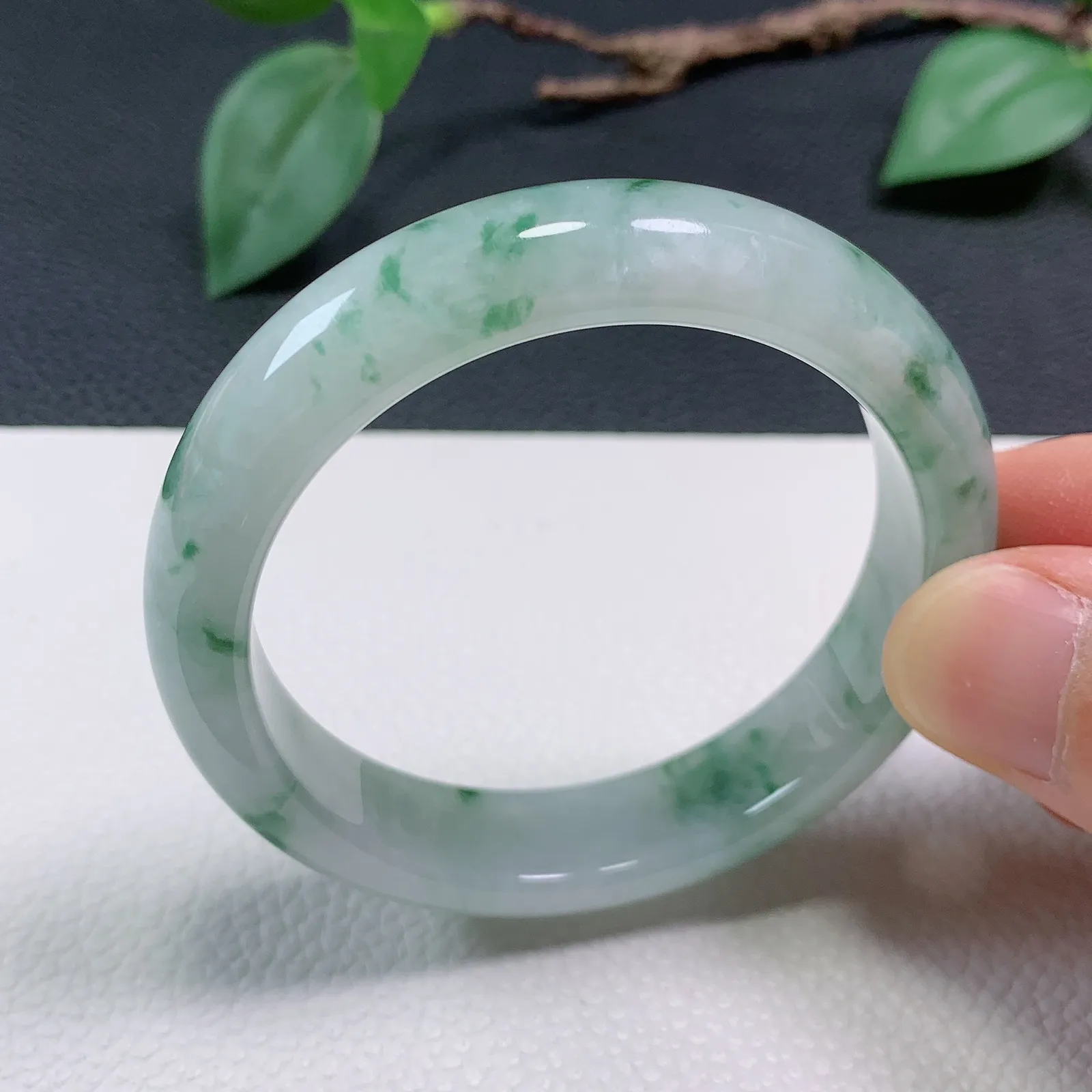 天然翡翠圈口52-53老坑冰透飘花手镯 玉质细腻 种水好 尺寸：52.3-12.5-7.6mm  M33
