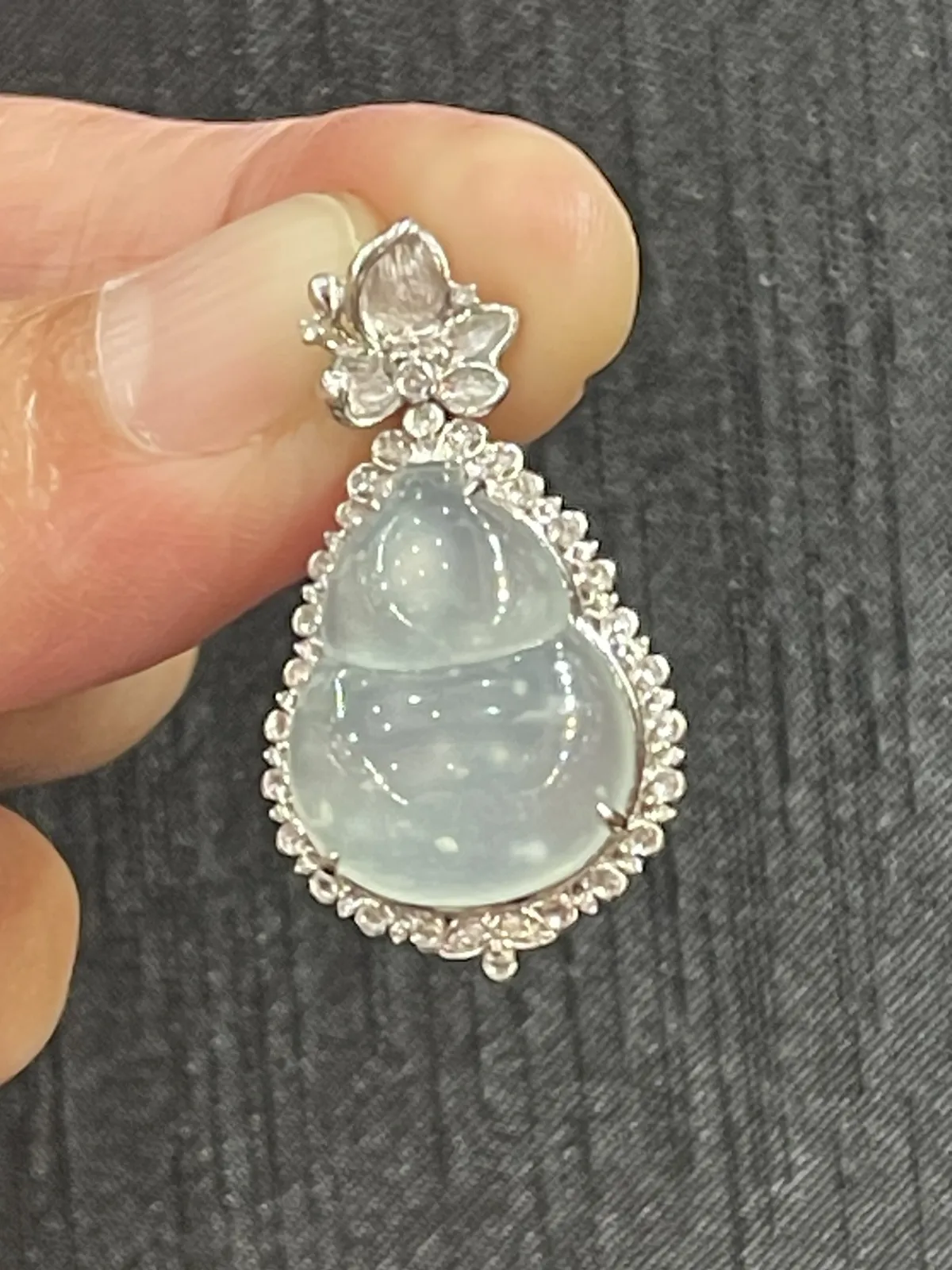 缅甸翡翠A货，雪花棉冰葫芦，上身效果很好，平安健康，幸福美满，裸石尺寸19.8/15.5/4.6