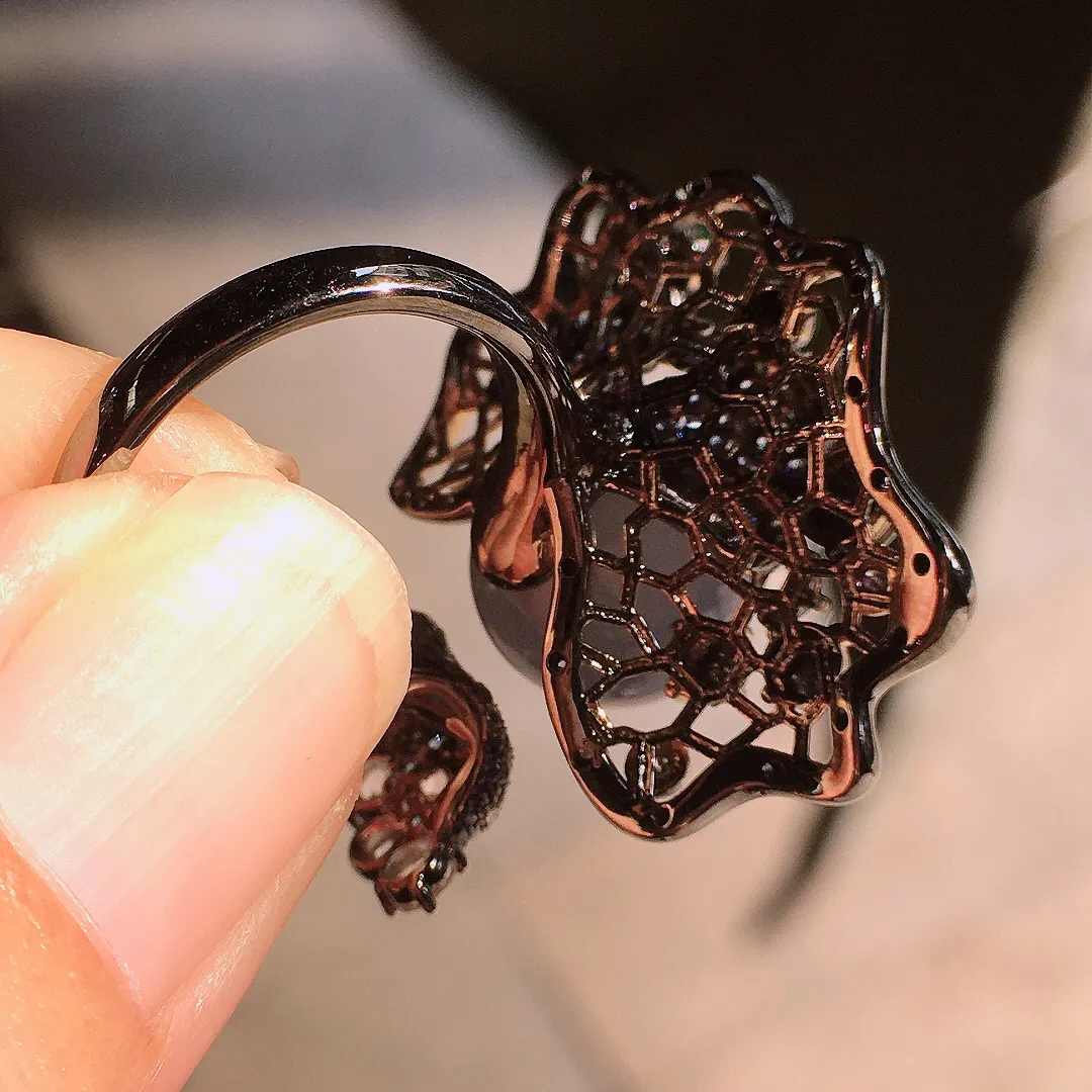 紫罗兰珠子戒指，色泽均匀艳丽，玉质细腻，荧光感超
强，饱满圆润，气质满满。18k
金豪华镶嵌