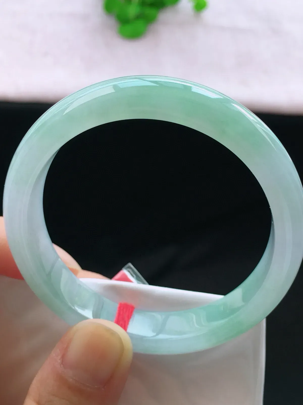 正圈54-55可戴，种老水足，尺寸55/11.7/7.4mm，冰飘绿正圈翡翠手镯