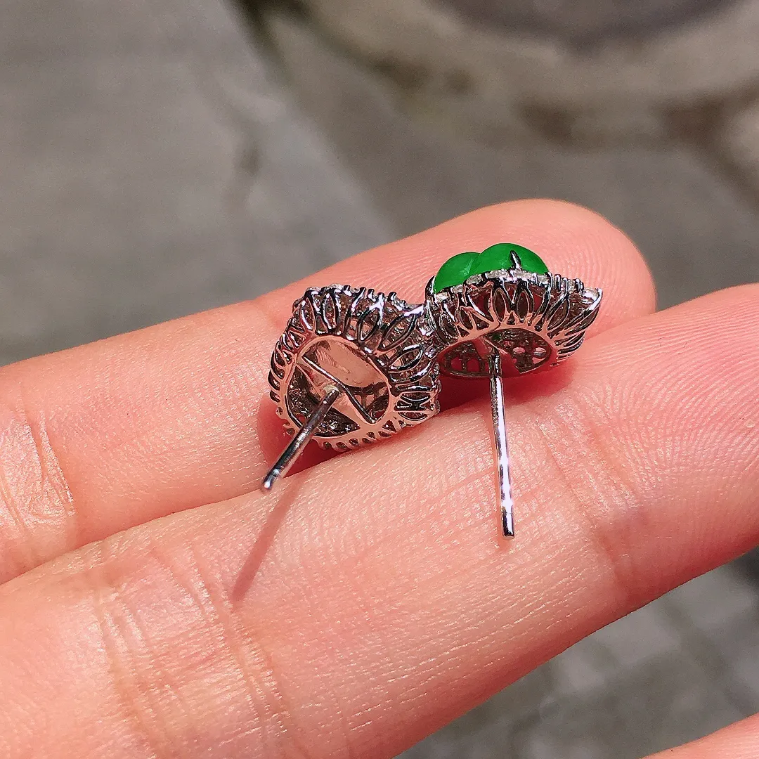 阳绿葫芦耳钉，色泽均匀艳丽，玉质细腻，荧光感超
强，饱满圆润，气质满满。18k
金豪华镶嵌