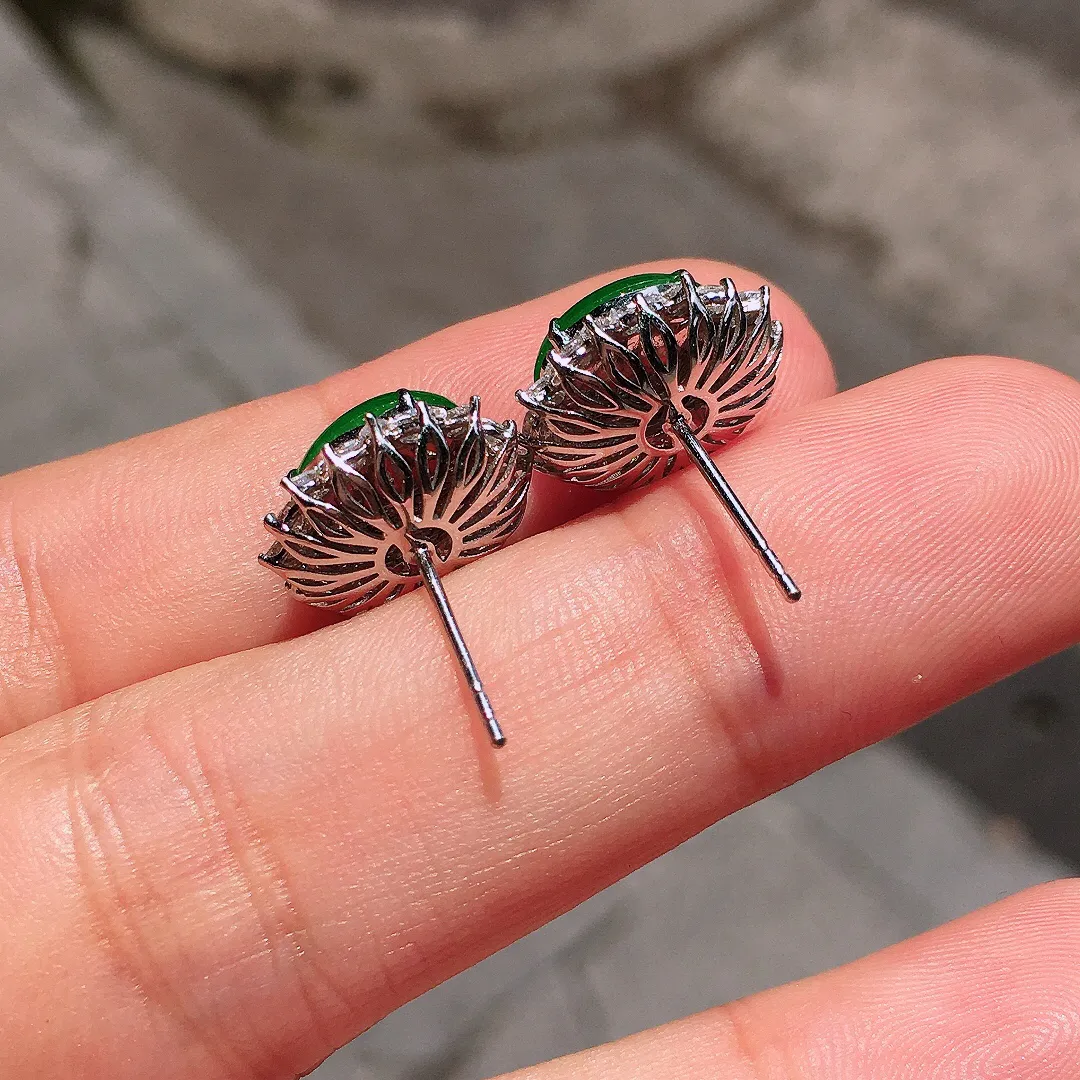 阳绿蛋面耳钉，色泽均匀艳丽，玉质细腻，荧光感超
强，饱满圆润，气质满满。18k
金豪华镶嵌