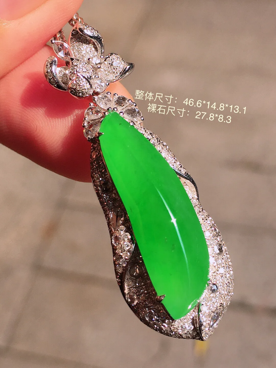 阳绿福瓜吊坠，色泽均匀艳丽，玉质细腻，荧光感超
强，饱满圆润，气质满满。18k
金豪华镶嵌