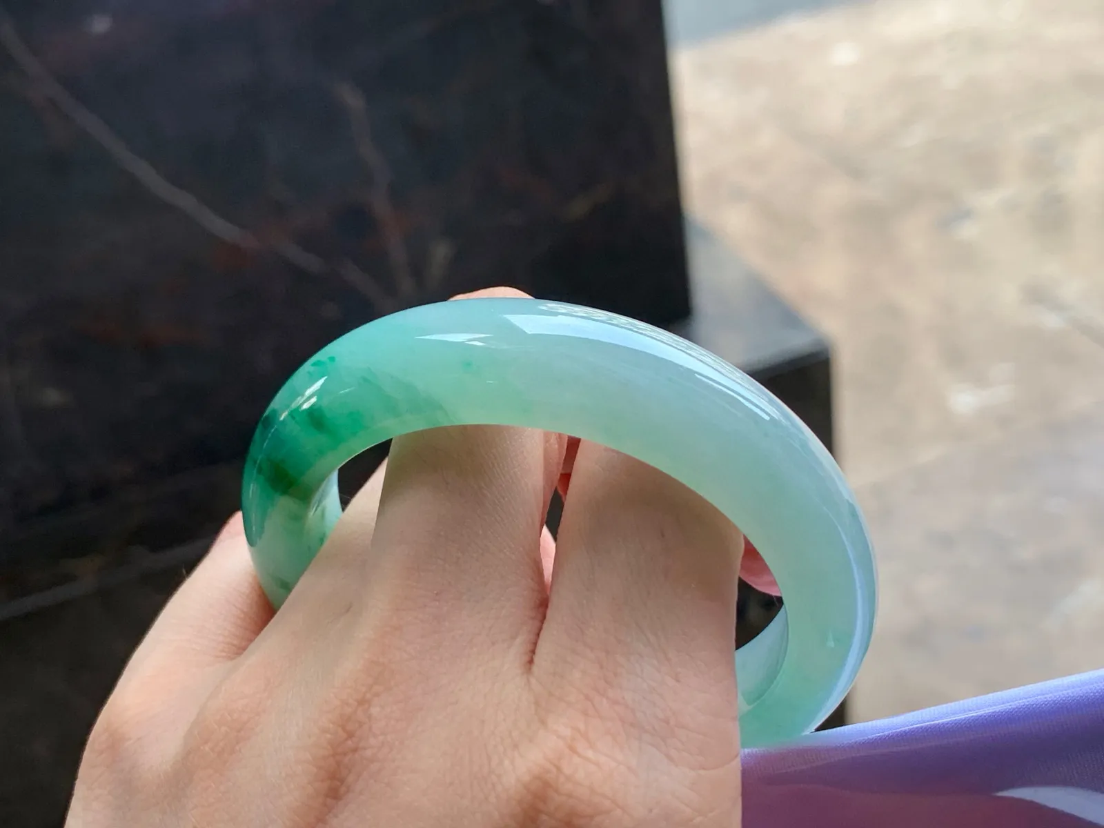糯种绿底飘色手镯
水润54/13.5/9mm