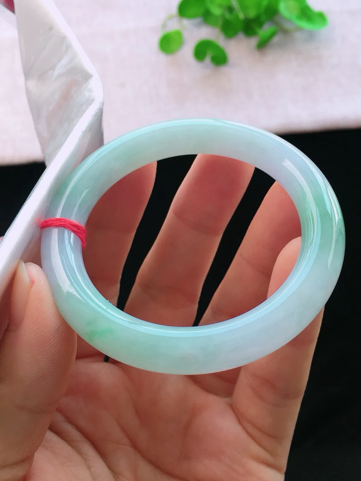 正圈52-53可戴，种老水足，尺寸51.5/9.7/9.6mm，冰飘绿圆条翡翠手镯