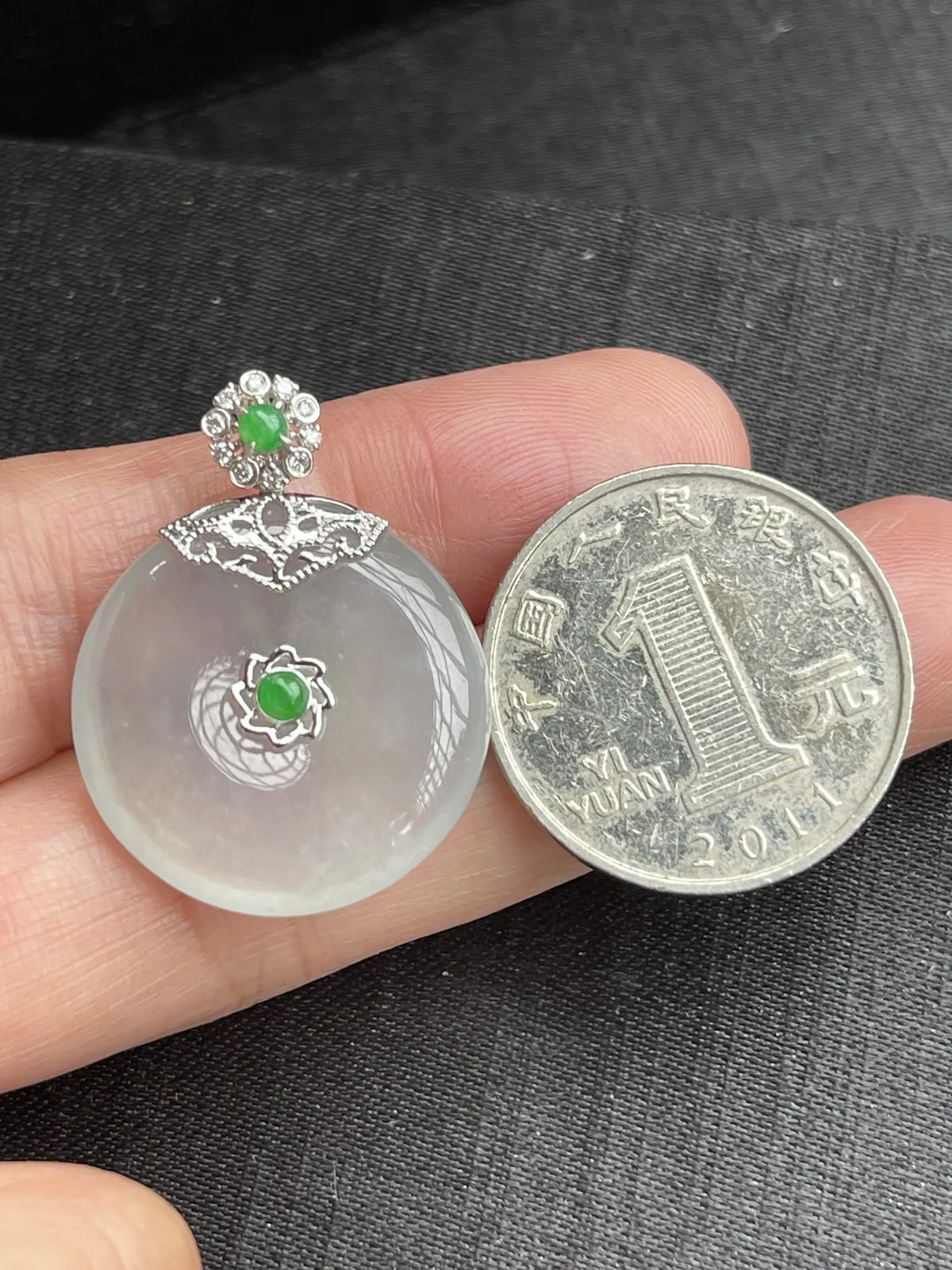 缅甸翡翠A货，平安扣，平平安安，健健康康，快乐一生，上身效果很美，裸石尺寸24.2/4.8
