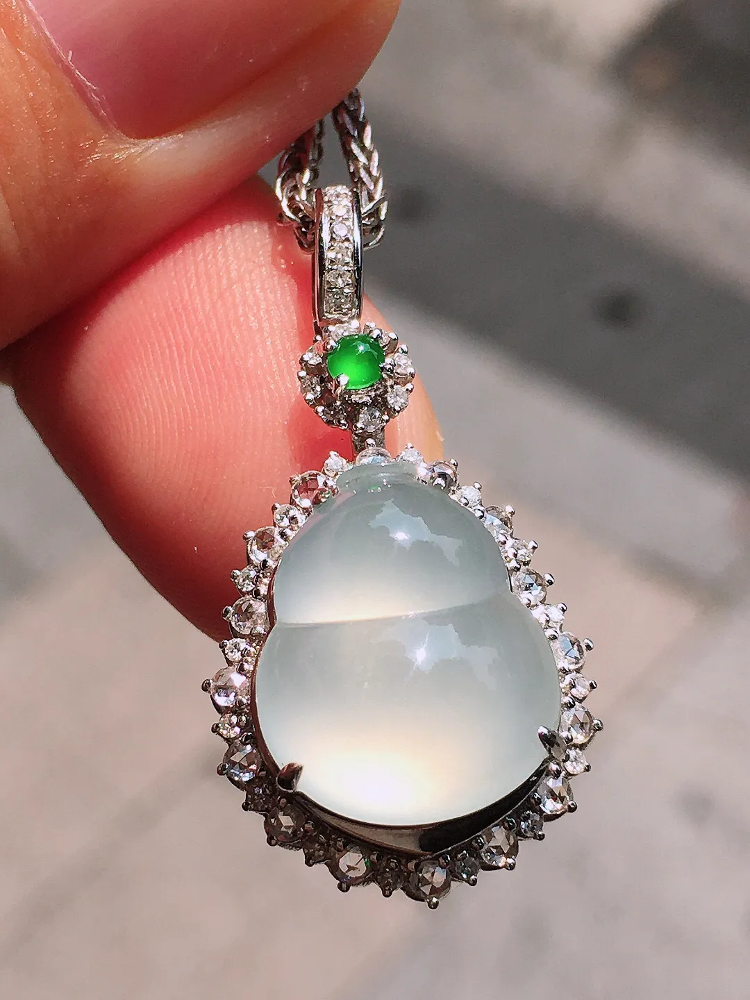 冰种葫芦吊坠，玉质细腻，荧光感超
强，饱满圆润，气质满满。18k
金豪华镶嵌