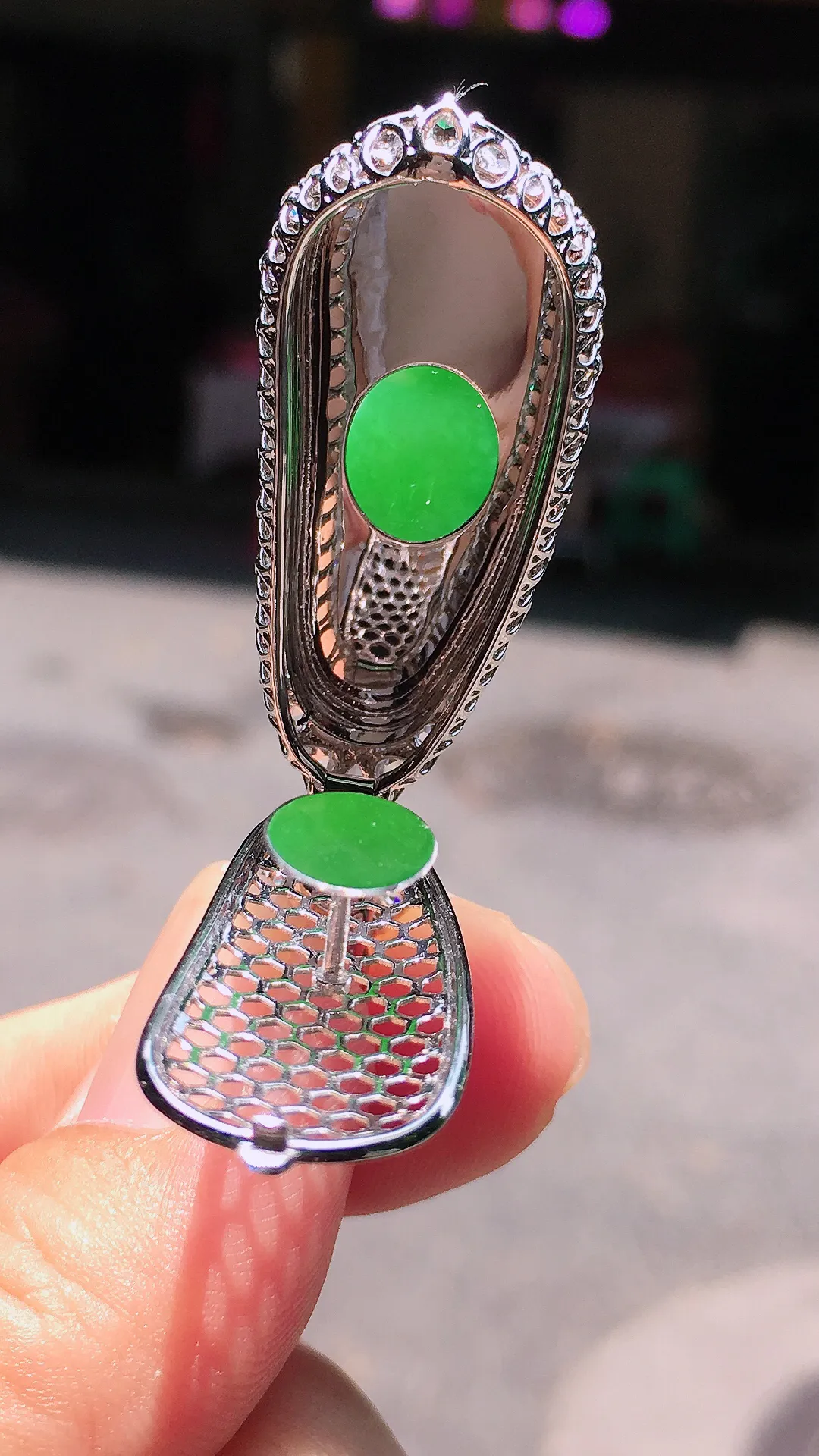 阳绿福豆吊坠，色泽均匀艳丽，玉质细腻，荧光感超
强，饱满圆润，气质满满。18k
金豪华镶嵌