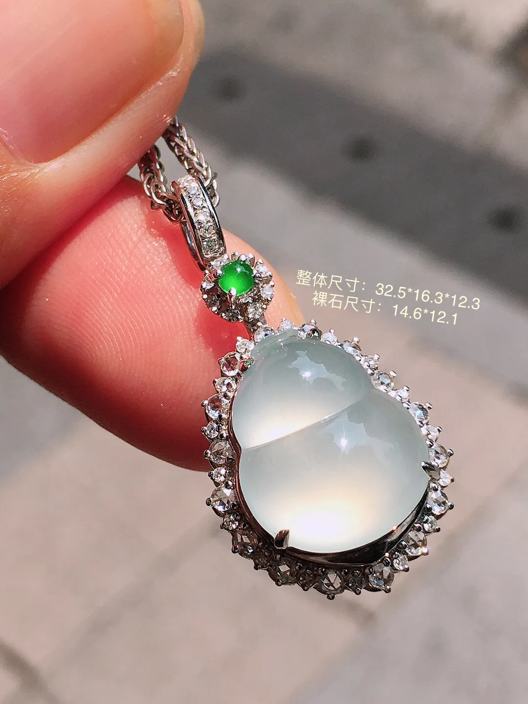 冰种葫芦吊坠，玉质细腻，荧光感超
强，饱满圆润，气质满满。18k
金豪华镶嵌
