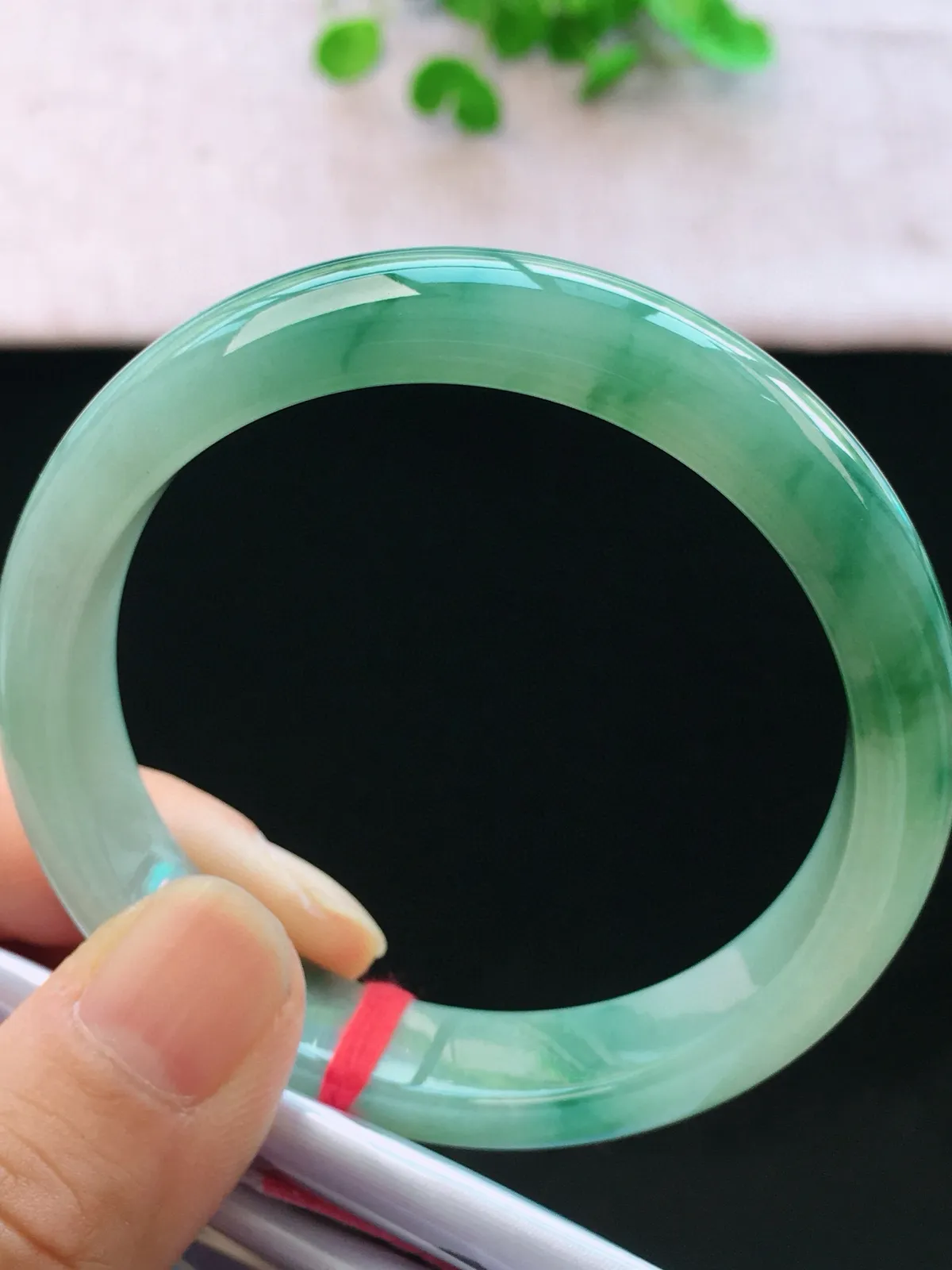 正圈56-57可戴，种老水足，尺寸56.5/12.4/7.4mm，冰飘花正圈翡翠手镯