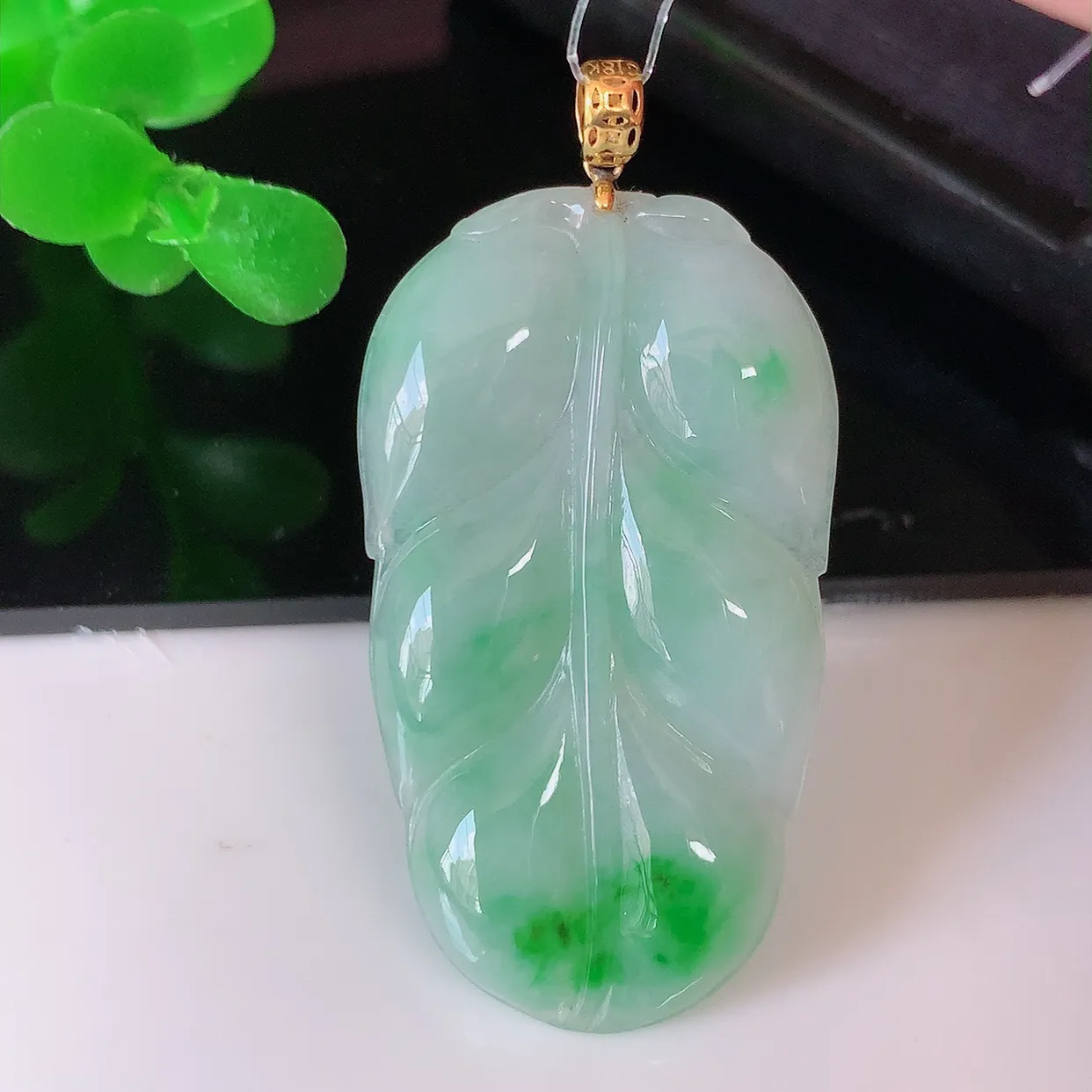 18K金镶嵌冰润飘绿叶子翡翠吊坠 ，种水足，色泽清新，工艺精湛，叶子寓意美好；金枝玉叶，事业有成。#49.27整体39裸石34.2-19.5-3.6