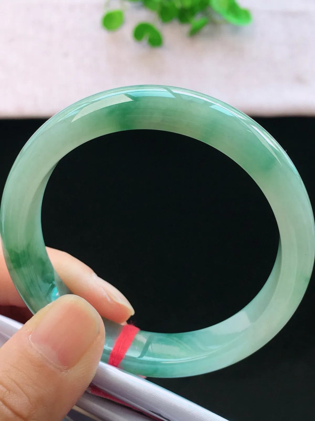 正圈56-57可戴，种老水足，尺寸56.5/12.4/7.4mm，冰飘花正圈翡翠手镯