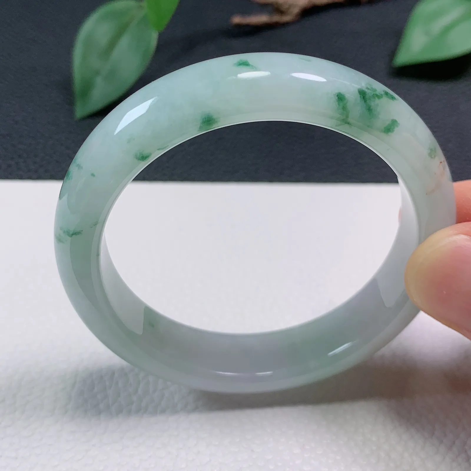 天然翡翠圈口52-53老坑冰透飘绿花手镯 玉质细腻 种水好 尺寸：52.3-12.6-7.7mm  