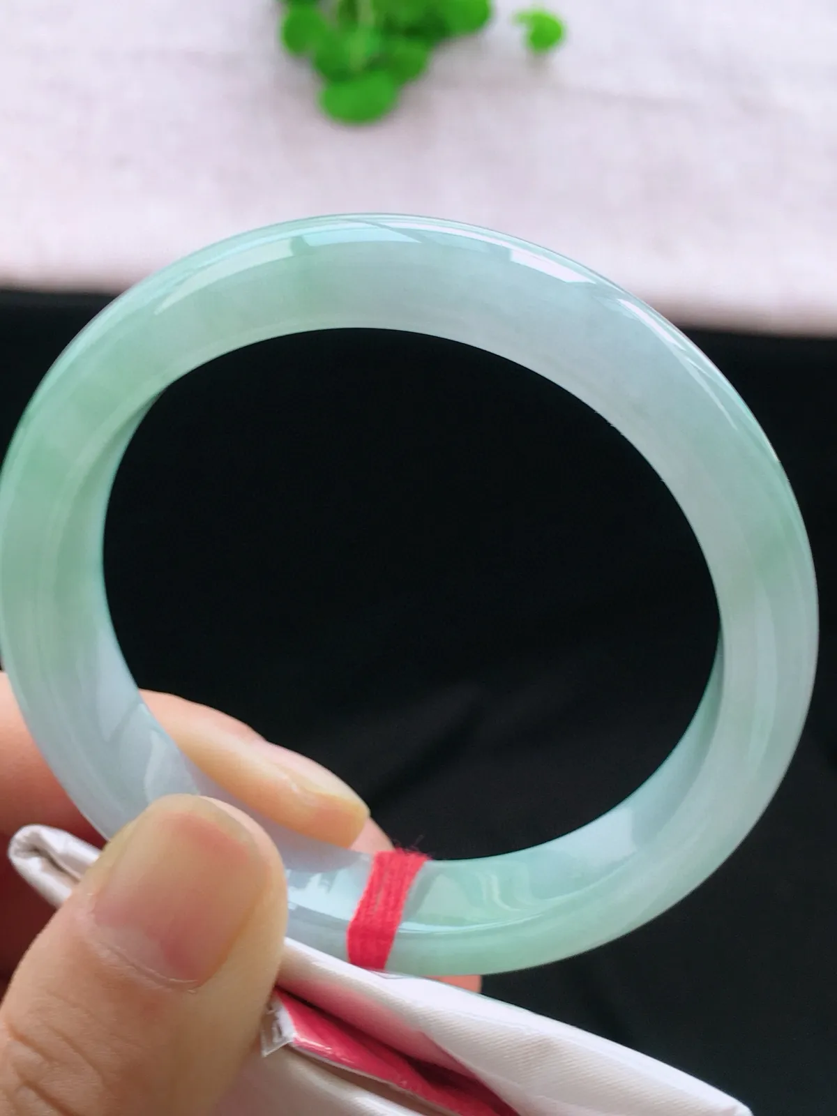 正圈54-55可戴，种老水足，尺寸55/11.7/7.4mm，冰飘绿正圈翡翠手镯