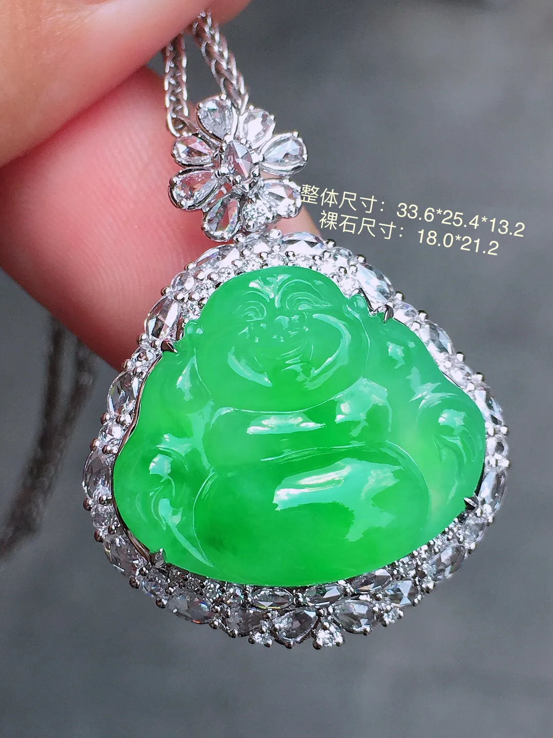 阳绿佛公吊坠，色泽均匀艳丽，玉质细腻，荧光感超
强，饱满圆润，气质满满。18k
金豪华镶嵌