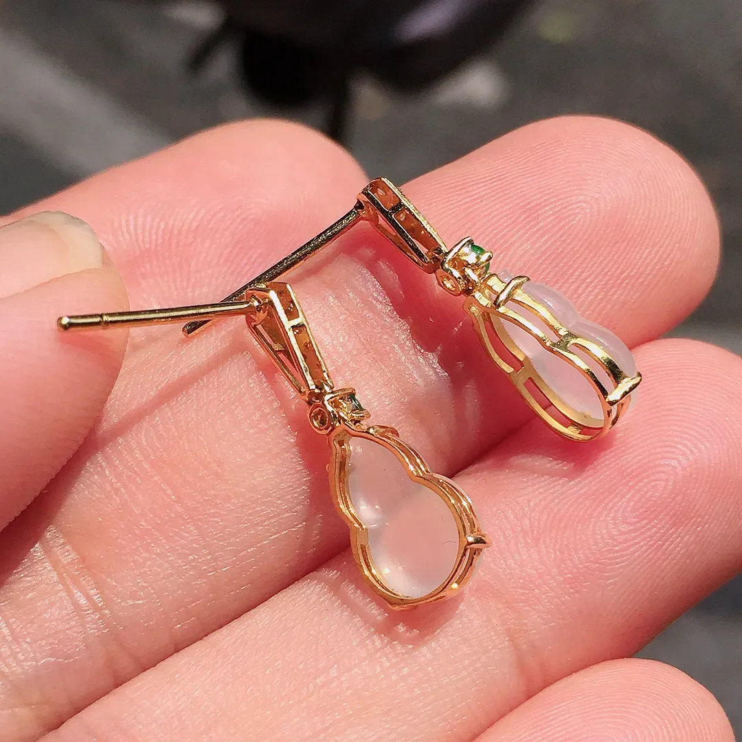 冰种葫芦耳坠，玉质细腻，荧光感超
强，饱满圆润，气质满满。18k
金豪华镶嵌