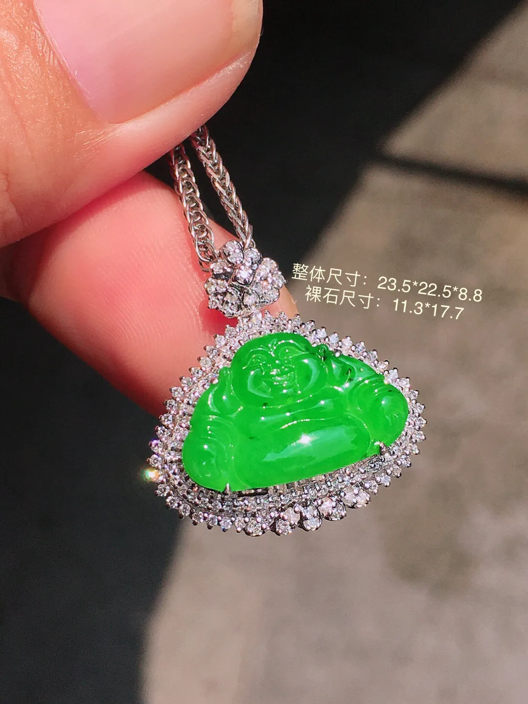 阳绿佛公吊坠，色泽均匀艳丽，玉质细腻，荧光感超
强，饱满圆润，气质满满。18k
金豪华镶嵌