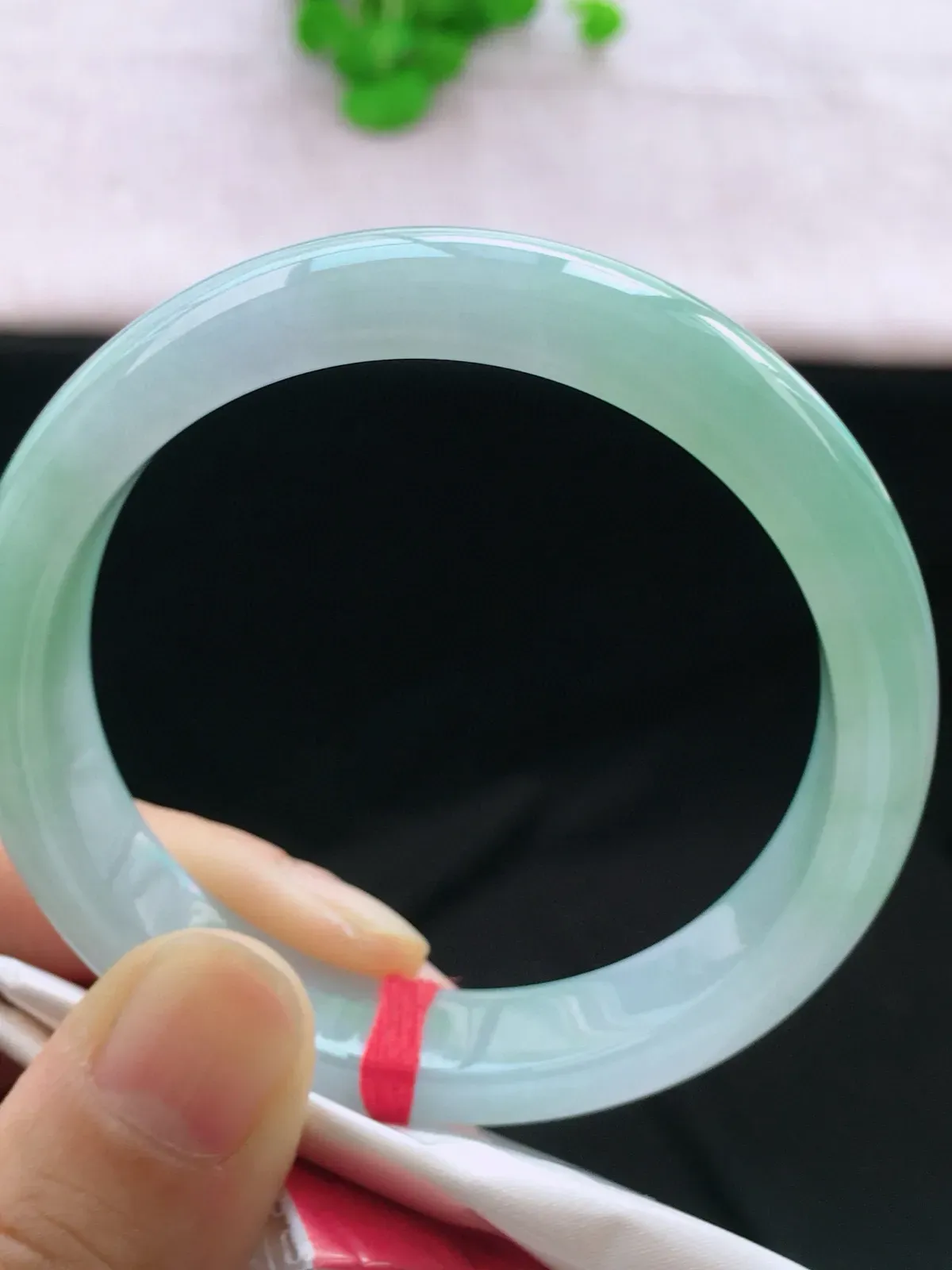 正圈54-55可戴，种老水足，尺寸55/11.7/7.4mm，冰飘绿正圈翡翠手镯