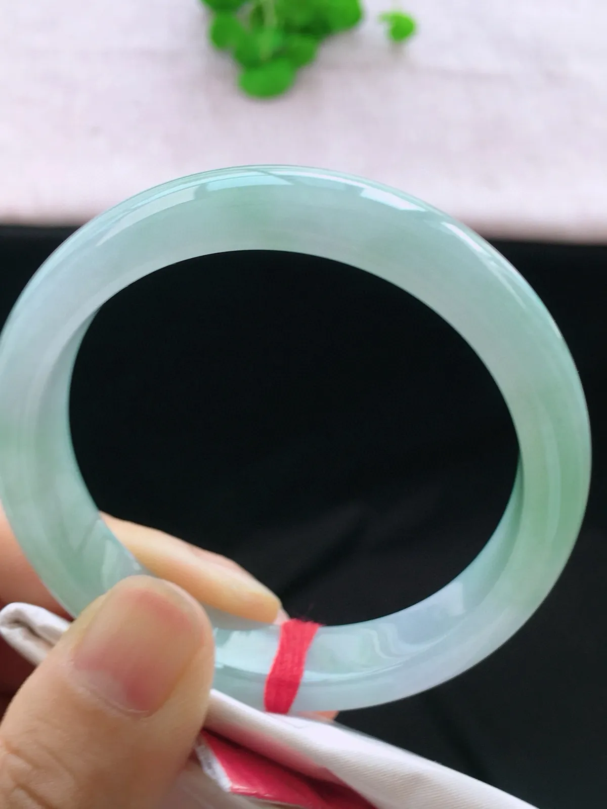 正圈54-55可戴，种老水足，尺寸55/11.7/7.4mm，冰飘绿正圈翡翠手镯