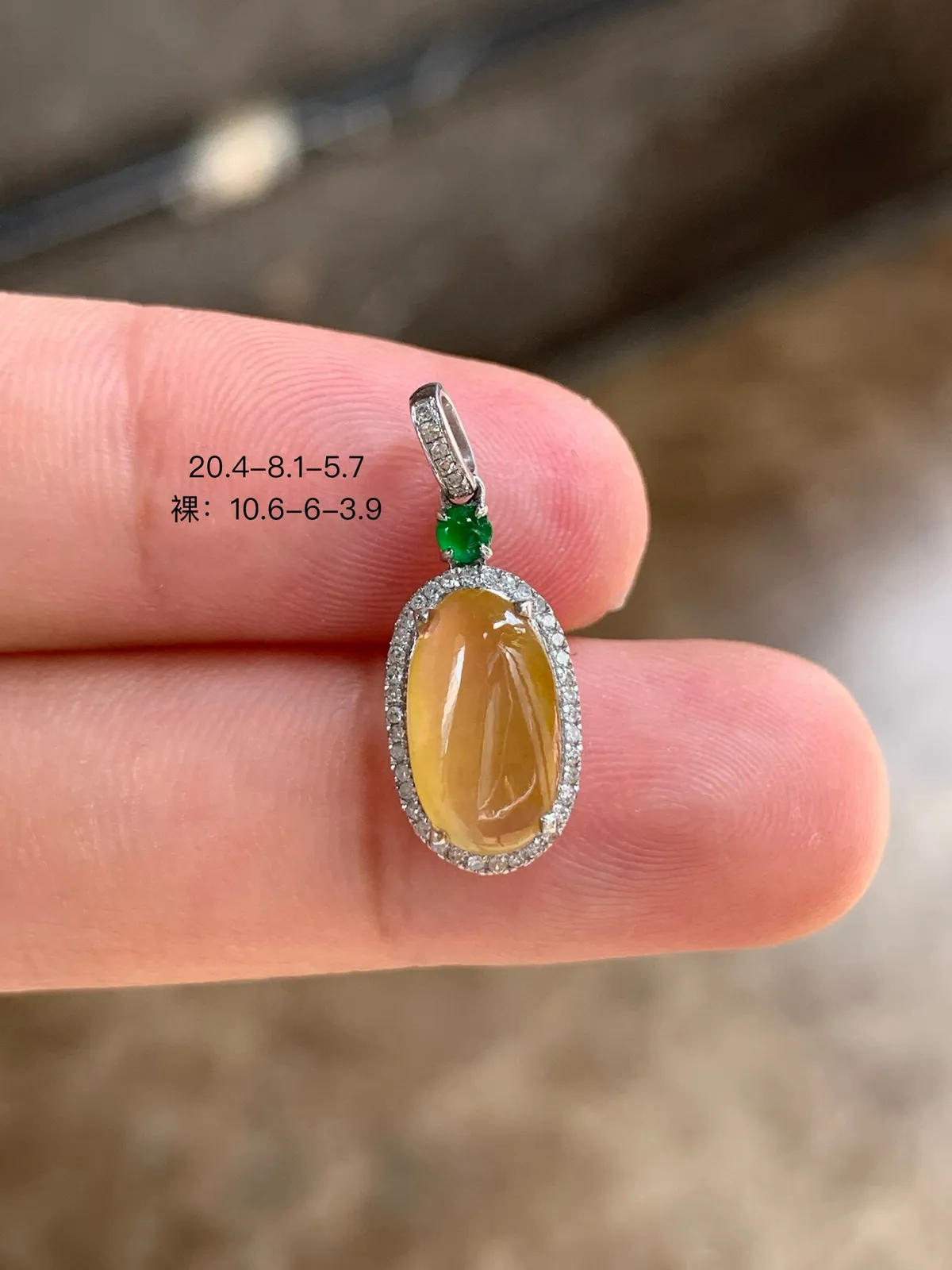 冰黄翡·随形蛋面
色泽明亮而不轻浮，饱和度高却依然通透温润，好品质不可多得！
18k