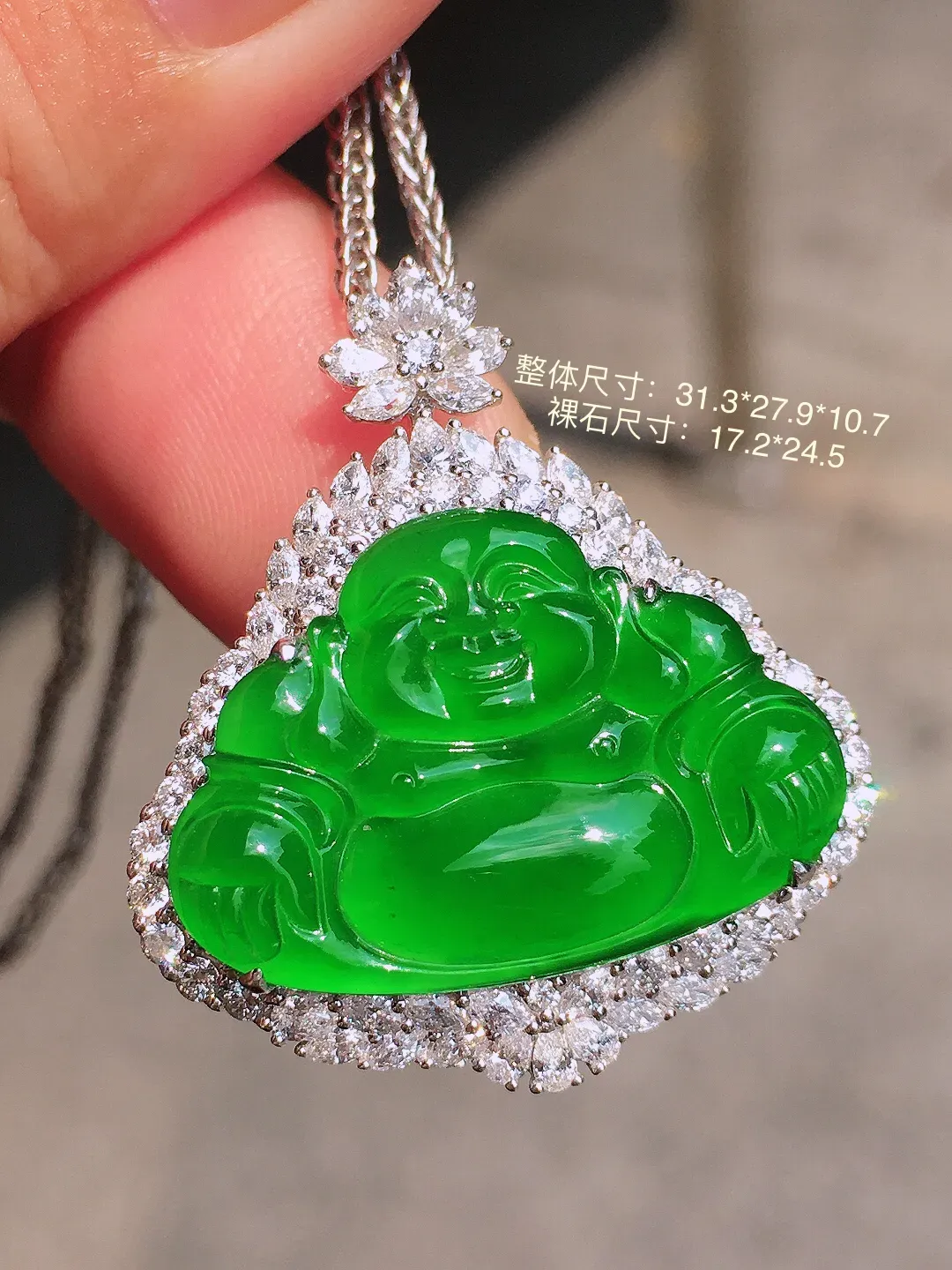 阳绿佛公吊坠，色泽均匀艳丽，玉质细腻，荧光感超
强，饱满圆润，气质满满。18k
金豪华镶嵌