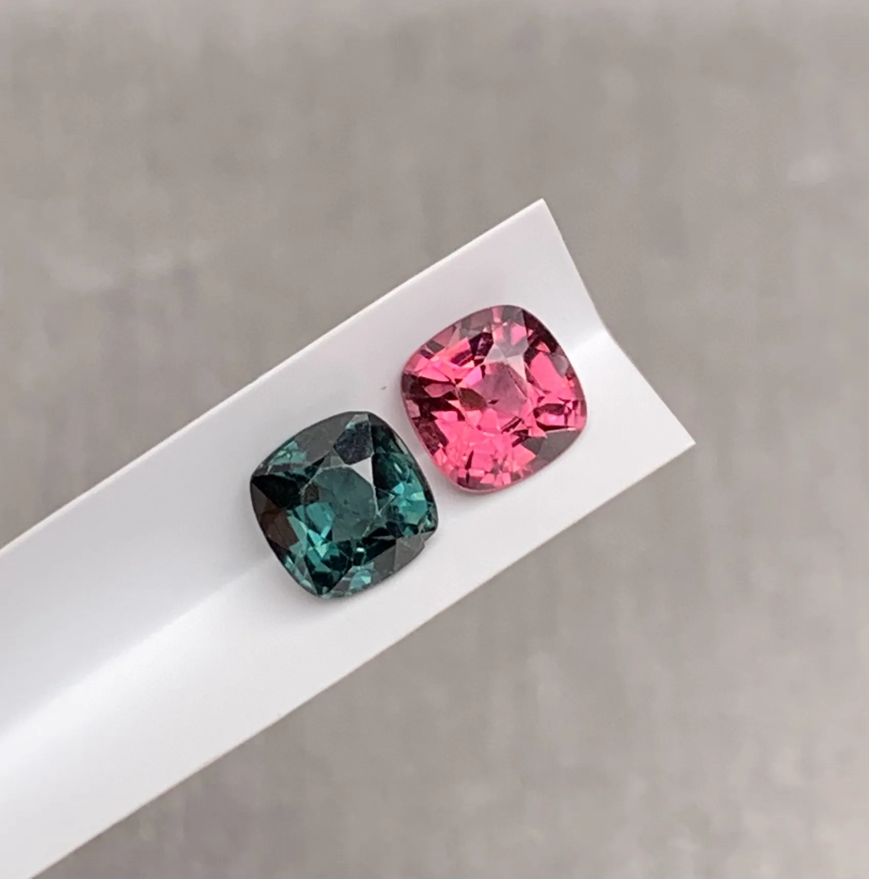 1.1克拉天然尖晶石撞色耳钉  颜色漂亮  火彩棒尺寸约4.6×4.5mm