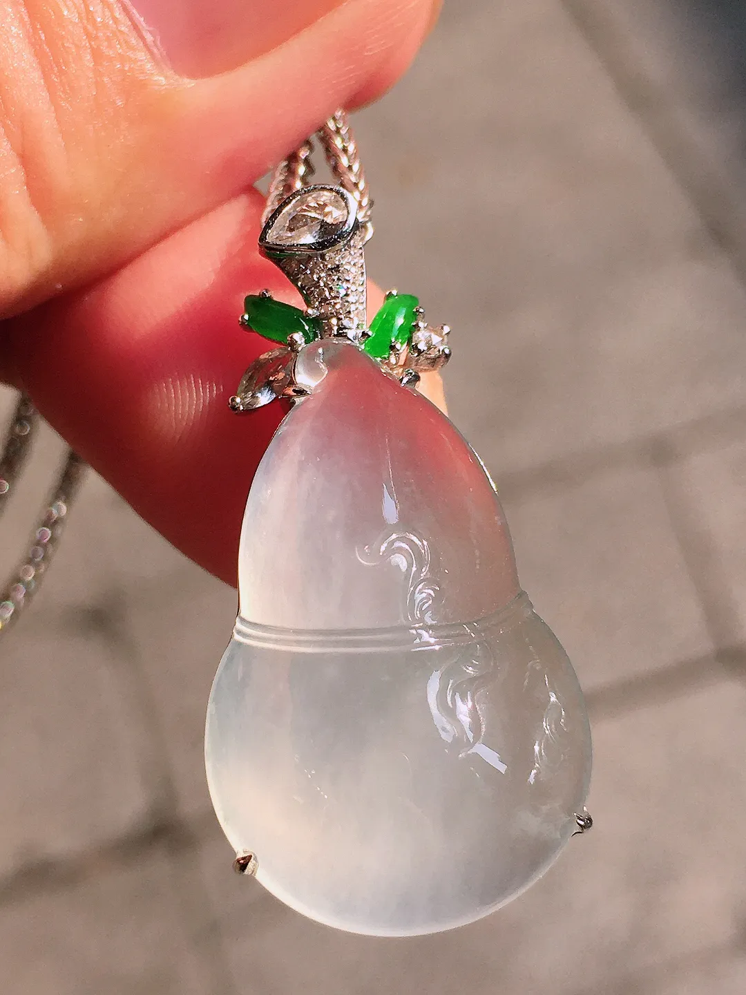 冰种葫芦吊坠，玉质细腻，荧光感超
强，饱满圆润，气质满满。18k
金豪华镶嵌