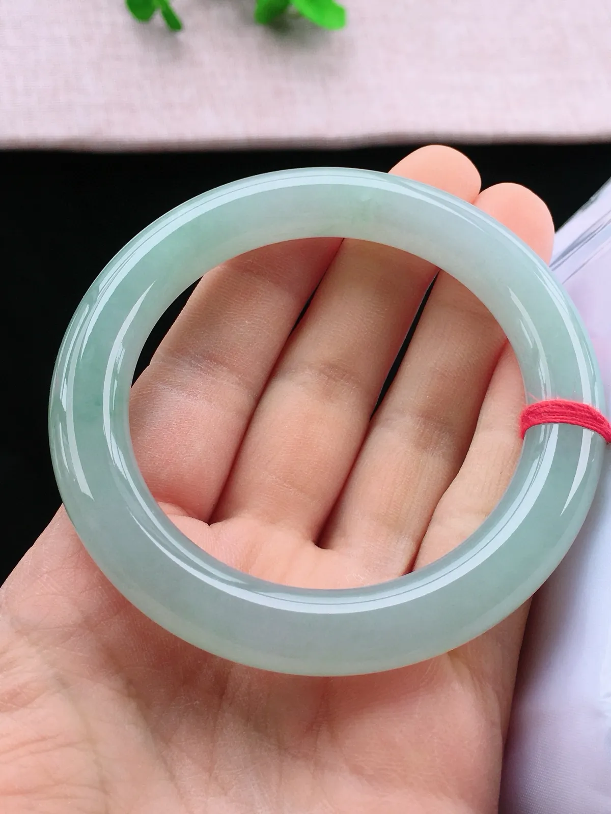 正圈58-59可戴，种老水足，尺寸57/10.5/10.5mm，底色圆条翡翠手镯