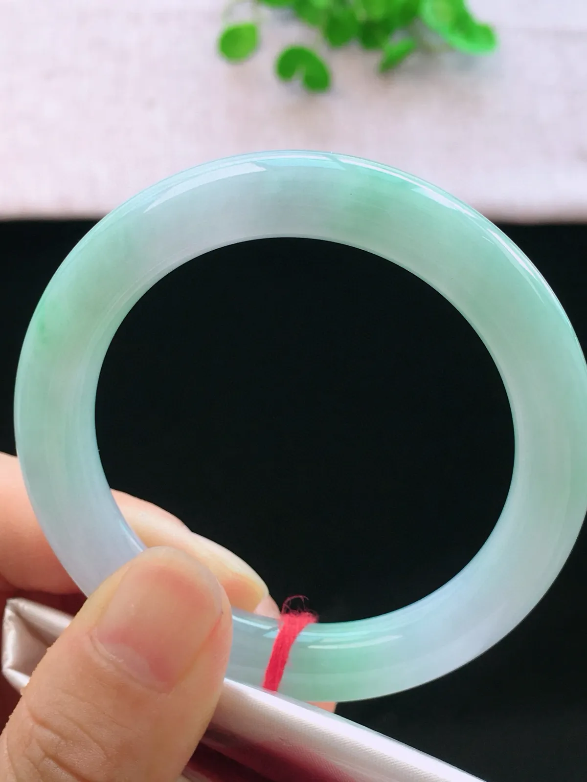 正圈52-53可戴，种老水足，尺寸51.5/9.7/9.6mm，冰飘绿圆条翡翠手镯