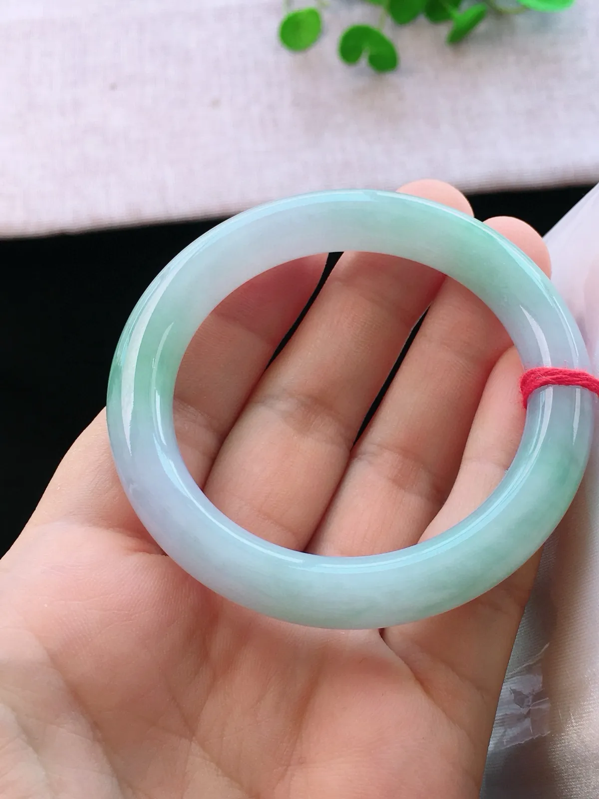 正圈52-53可戴，种老水足，尺寸51.5/9.7/9.6mm，冰飘绿圆条翡翠手镯