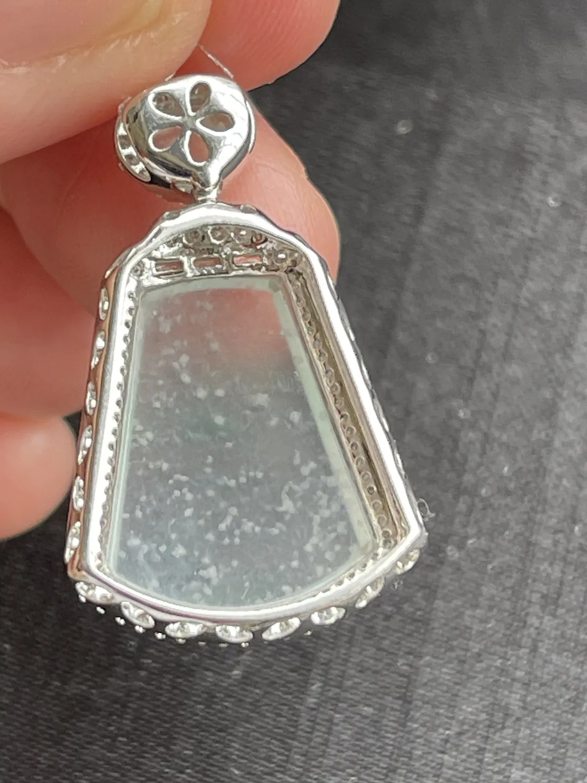 缅甸翡翠A货，雪花棉木那料，上身效果非常好，平安无事牌，裸石尺寸19.39/15.5/2.5