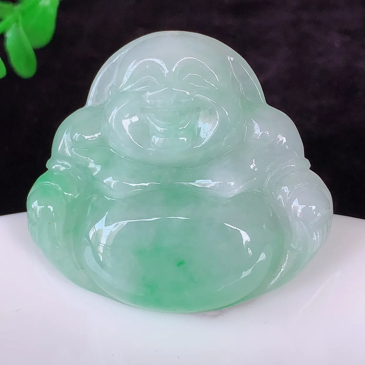 自然光实拍，冰润飘绿佛公吊坠，翡翠笑佛，饱满，开脸喜庆，配戴优雅迷人！#57.27